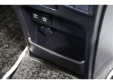 給電用USBポートが装備されています。車内にあると便利なアイテムのひとつですね! 電源が複数あるとコードを差替える面倒もなく楽ですよ。充電中のスマホの置き場などにも使える便利なポケットも備えています。