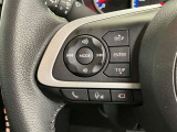 【ステアリングスイッチ付ハンドル】ナビゲーションに視線を移さず、ハンドルから手を離さず、運転に集中したまま手元でオーディオ操作できます♪