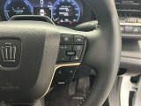 前方の車との車間を設定し、スピードを上げたり緩めたりを自動で行ってくれる追尾式の「レーダークルーズ」。上級装備の一つです!高級車にしかつかない嬉しい機能です。