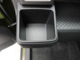 カップホルダーは運転席や助手席からちょうど手の届く位置です!!