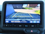リアワイドカメラシステム!従来の視野に加えて、後方側方を約180&deg;まで見えるワイドビューと、後方を真上から見たような視野で駐車時などに便利なトップダウンビューの3つの視野があります!