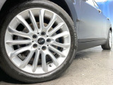 ●純正17インチアルミホイール:輸入車ならではの卓越した走りを支えるホイールと足回りです!日本車の走りに慣れている方にもぜひ体感して頂きたいほど、高いレベルでまとまっています!