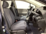 座面も厚みがあり背もたれも高く、広い足元にゆったり座れるシートです。運転席と助手席の間が空いている為、助手席側への移動がスムーズです。交通量の多い道でも助手席側から乗り降りができます。