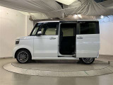 両側パワースライドドア付きだから、狭い駐車スペースなどでの 乗り降りラクラク!小さなお子さまのいるご家庭には嬉しい装備。