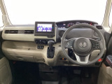 車内は光触媒抗菌消臭施工済です。インパネ周りはスタイリッシュなデザインで機能や装備も充実しています。グローブボックスやカップホルダーのほかにトレーなどたくさんの収納スペースが付いています。