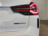 大型のL字型のリアランプもLEDライトを採用。洗練されたデザインにより、シャープなLEDランプの点灯します。後ろからの見た目にもこだわっております。