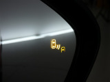 【BSM(ブラインドスポットモニター)】・・・隣の車線を走る車両をレーダーで感知。車両を感知するとドアミラーに搭載されたLEDインジケーターが点灯。