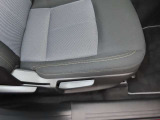 運転席の状態が出る場所ですが、ご覧の通りにキレイな状態ですよ。シートリフターの調整幅も大きいので、ピッタリのドライビングポジションに調整してください。