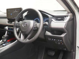 見通しのよいすっきりとした視界で、誰でも運転しやすいです。運転のしやすさは疲れにくさにも繋がります高いホールド性で運転姿勢が安定します。長距離ドライブでも疲れにくいのが魅力です