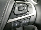 ステアリングには、メーター内インフォーメーションディスプレイの操作が、運転中でも目線をそらさずできます。