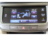 エアコンはDUAL設定で運転席と助手席は左右独立の温度設定が出来ます。場所や個人の体感による温度差も解消できてそれぞれが快適に過ごせます。