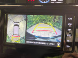 【パノラミックビューモニター】専用のカメラにより、上から見下ろしたような視点で360度クルマの周囲を確認することができます☆死角部分も確認しやすく、狭い場所での切り返しや駐車もスムーズに行えます。