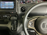 ホンダ純正メモリーナビ搭載なので、遠方へのドライブもお任せ下さい!ステアリング左手側にオーディオ関連のコントロールスイッチを配置しています。操作時は視線を逸らすことなく運転に集中できます