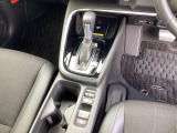 運転席からも助手席からも自由に使えるドリンクホルダー付。