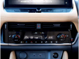 乗員に合わせて温度設定ができるエアコン「独立温度調整機能」を運転席、助手席、後席に装備!さらに、スイッチONですぐに温まるステアリングヒーター&シートヒーター付きです!