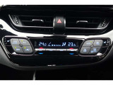 ★運転席と助手席でそれぞれお好みに合わせて温度設定が行えるフルオートエアコンです。外気温や室温、日射量を感知し、吹き出し温度、風量を緻密に制御します
