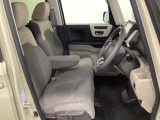 女性でも運転がしやすいように、シートの高さ調整機能(シートリフター)がついています。運転席と助手席の間が空いている為、助手席側への移動がスムーズです。交通量の多い道でも助手席側から乗り降りができます。