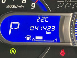 視認性に優れたメーターを採用しており、走行中でも車速や情報が分かりやすく表示されます。運転時の視線移動をむりのない範囲に抑え、快適で安心感のあるドライブをサポートします。