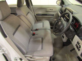 運転席です。ベンチシートです。