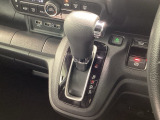 インパネシフトを採用しているので、前席の足元も広々としています。運転席と助手席の行き来もスムーズです!