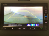 バックでの車庫入れも安心です! リアカメラが付いているバックモニター付のナビを装備しております。操作線もついており距離感も画面から確認できます。