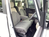 フロントは助手席と繋がったベンチシートです。運転席は、高さを調整できるハイトアジャスター付きです。