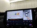 車両の前後左右に搭載したカメラから取り込んだ映像を合成し、車両を上から見た様な映像をナビゲーション画面に表示する事が出来る、パノラミックビューモニター