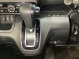 CVT車のセレクトレバーです。低速から高速まで、変速ショックのないスムーズな走りを実現するとともに、エンジン効率のよい領域を維持することで燃費にも貢献します。