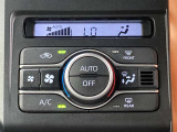 オートエアコンは温度を設定するだけで、自動で風量などを設定してくれます。運転しながら操作も必要ないので、安全性も向上します。