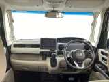パーキングブレーキはフット式なので運転席と助手席の間はすっきり、移動も楽々です。さっと手が届く位置にATセレクトレバーやエアコンスイッチなどがあり操作性に優れています