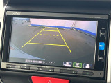 【バックカメラ】駐車時に後方がリアルタイム映像で確認できます。大型商業施設や立体駐車場での駐車時や、夜間のバック時に大活躍!運転スキルに関わらず、今や必須となった装備のひとつです!