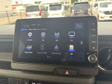 カーナビ付きです。カーナビの機能や保証につきましては、担当スタッフまでお尋ねください。