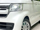 【LEDヘッドライト】悪天候や夜間走行時も良好な視界を確保し安心して運転できる高輝度LEDヘッドライトを装備!点灯速度が早く、消費電力も抑えられています。
