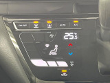 【オートエアコン】一度お好みの温度に設定すれば、車内の温度を検知し風量や温度を自動で調整。暑い&hellip;寒い&hellip;と何度もスイッチ操作をする必要はありません。快適な車内空間には必須の機能ですね♪