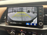 カーナビ付きです。カーナビの機能や保証につきましては、担当スタッフまでお尋ねください。