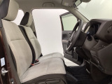 女性でも運転がしやすいように、シートの高さ調整機能(シートリフター)がついています。運転席と助手席の間が空いている為、助手席側への移動がスムーズです。交通量の多い道でも助手席側から乗り降りができます。