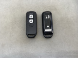 スマートキーを装備しています。鍵を差し込むことなくドアロックの開け閉めと、スタートボタン操作でのエンジンスタートができます。スペアキーも同じものを用意しております。