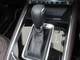 CX-5のシフトレバーです。MTモード付きの6ATで、しなやかな走りを支えます。