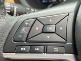 ハンドルから手を離さずにオーディオの操作ができるステアリングスイッチ付