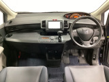 車内は光触媒抗菌消臭施工済です。インパネ周りはスタイリッシュなデザインです。グローブボックスやカップホルダーのほかにトレーなどたくさんの収納スペースが付いています。