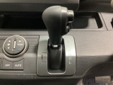 CVT車のセレクトレバーです。低速から高速まで、変速ショックのないスムーズな走りを実現するとともに、エンジン効率のよい領域を維持することで燃費にも貢献します。