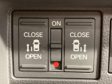 【両側パワースライドドア】スマートキーや運転席のスイッチで後席両側スライドドアの開閉が可能♪電動だから力を入れてドアを開ける必要が無く、小さなお子様でも簡単に開け閉めでき快適です♪