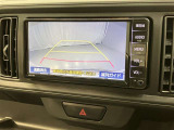 車庫入れなど後進運転時に死角をモニターで確認ができて安全です♪ ステアリング操作の参考になるガイド線も表示しますので車庫入れがニガテな方も安心ですネ!