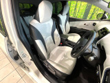 運転席シート廻りは使用感も少なく、良好な状態となっています。丁寧に使われていたことがよくわかりますね。