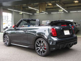 最大80台以上を展示するショールームには、厳しい品質基準をクリアしたBMW・MINI認定中古車を豊富に取り揃えております。