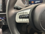 ステアリングにオーディオ操作スイッチが付いています。オーディオ画面に直接タッチしなくても操作が出来ますので、運転に集中できます。