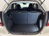 ラゲッジも広く使いやすいトランクは、開口部も広く荷物の積み下ろしもしやすいお車となっております。リアシートの背もたれは6:4の割合で分割して可倒できるので、長いお荷物などを載せることもできます。
