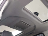 サンルーフ付き。解放感を感じることが出来ると気分も上がりますよね。車内も明るくなり、良い季節にはぜひオープンしてドライブを楽しんでください!あると嬉しいアイテムのひとつですよね。