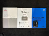 スマートキーは鍵をバッグに入れたままでもドアロックの開閉やエンジンのON・OFFができます。夜間や雨の日も鍵を探さなくて良いので便利です。