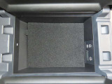 USBポートが二口ございますので、運転席と助手席それぞれのスマホや電子小物を充電可能です。